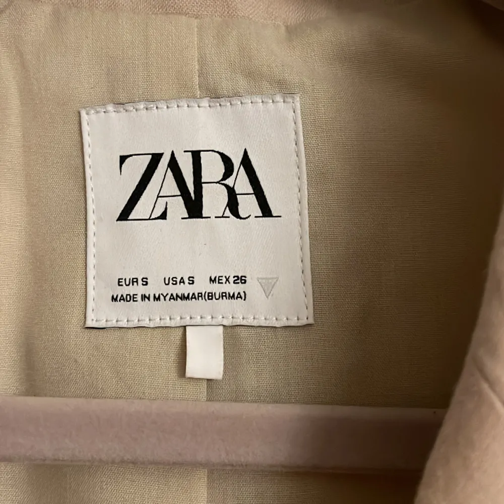Säljer denna croppad kavaj från Zara då den inte kommer till användning! . Kostymer.