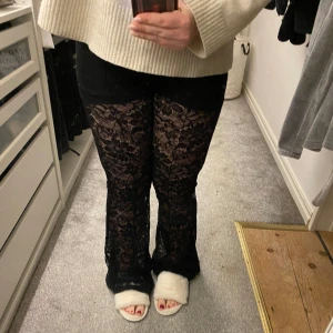 Spetsbyxor  - Hej! Säljer mina spetsbyxor ifrån nakd som är helt slutsålda. Endast testat få gånger på! Det med kommer inga ”hot pants”. Storlek M 