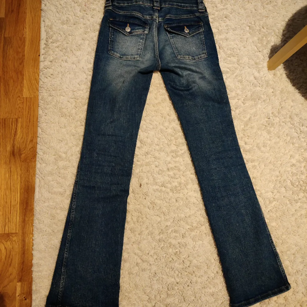 Lågmidjade bootcut jeans från H&M i storlek 170. Oanvänt skick 😍.  Köptes för 279. . Jeans & Byxor.