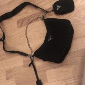 Kopia Prada - Fake Prada väska som jag köpt i Thailand!🌟 Är använd ca 3 ggr så i mycket bra skick! Skriv för bilder och info💕