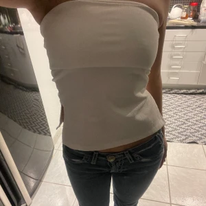 Topp - Vit söt topp från Gina i storlek S, har använt toppen två gånger och efter de har den aldrig kommit till användning, så den är som ny🩷