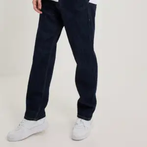 Säljer mina mörkblåa jeans!! Ny pris 599 kr. Säljer för 449 kr. Helt nya skick 10/10. Pris kan diskuteras i DM under snabbaffär!!