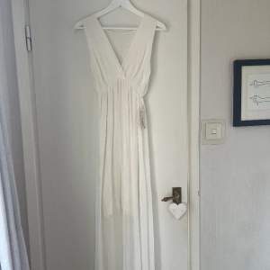 Fin vit lång transparent klänning! Aldrig använd och prislappen kvar. Jättefin på. One size 