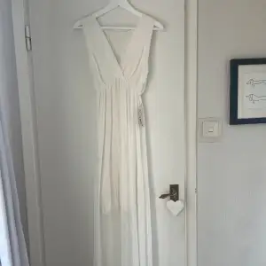 Fin vit lång transparent klänning! Aldrig använd och prislappen kvar. Jättefin på. One size 