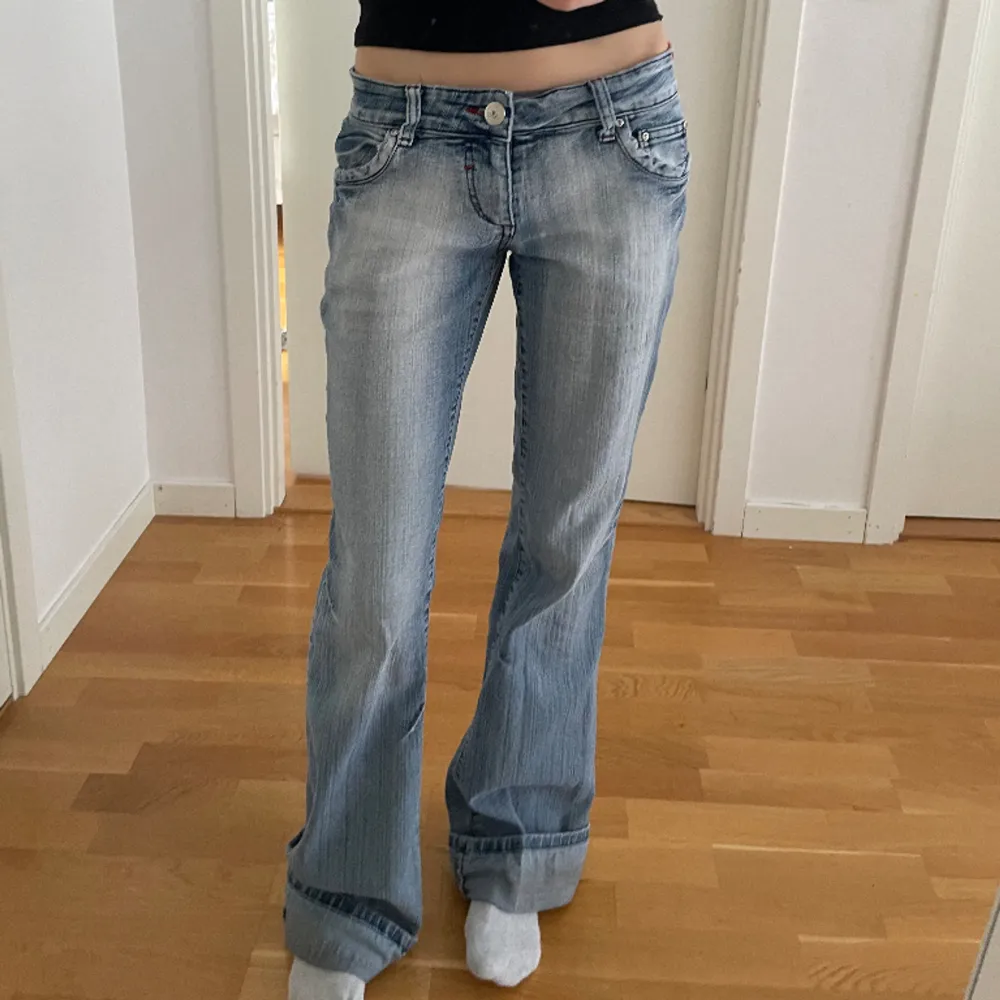 ascoola lågmidjade jeans med unik broderad detalj i bak💯 midja: 36cm (väldigt strechigt material) innerbenslängd: 85cm. Jeans & Byxor.