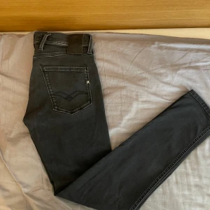 Replay Anbass Jeans - Säljer nu mina replay jeans i perfekt skick har blivit väldigt sällan använda då jag har andra jeans, köpta för 1200 och säljer för 699, i detta skick för detta pris är riktigt bra! Hör av er om de är något!