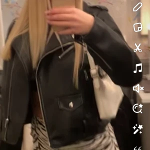 Jacka - Skinnjacka från Zara. Storlek L men väldigt liten i storleken, passar mig som har storlek S. Superbra skick. Skriv gärna vid frågor🫶🏼 Frakt tillkommer