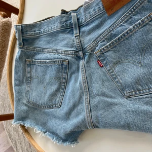 Levis jeans shorts  - Jötte snygga Levis jeans shorts i modellen 501😍😍