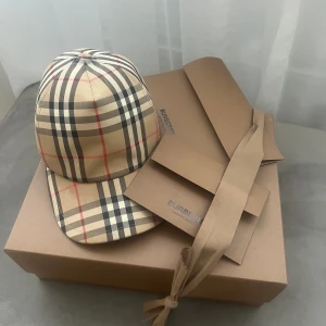 Burberry Keps  - 10/10 skick, har knappt använt den. Äkta såklart.