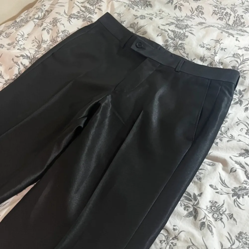 Sjukt fina och bra kvalite! Köpte dessa second hand men de va tyvärr för stora för mig. Skulle säga storlek 38. De är raka och midwaist. Märket är ”D’S Ceremony”. Jeans & Byxor.