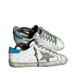 Golden goose - Hej. Säljer nu mina perrekta golden goose till sommaren! Skornas skick är 9/10 och mycket av slitet är design. Vid köp eller frågor är det bara att hojta till!  Mvh/reselluxe