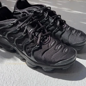 Air vapormax plus svart  - I jättebra skick  Storlek 42,5