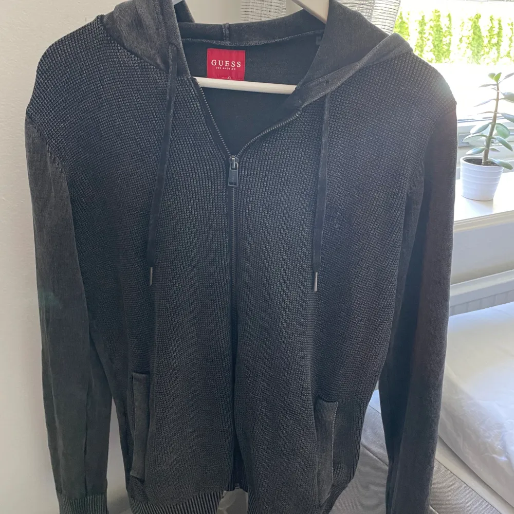 Säljer nu denna riktigt snygga men unika guess tröja i storlek S. Pris 499kr, nypris 1300kr! Skick 9/10. Neuletakit & Villapaidat.