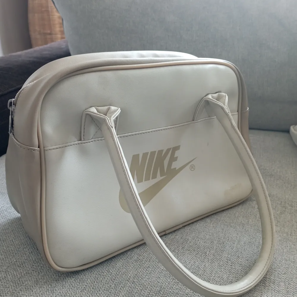 Sparsamt använd Nike väska.. Väskor.