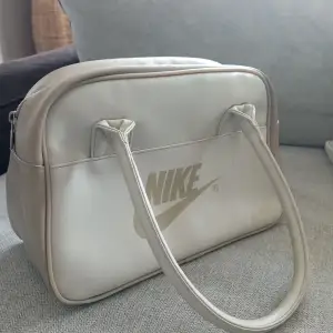 Sparsamt använd Nike väska.