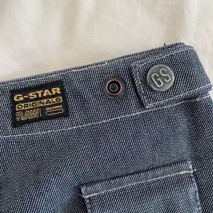 Jeans/cargo in amazing conditions! Low rise  55% cotton 45% polyester   Unfortunately the tag is too old and does not show the size :(  I’m selling them because they are not my style anymore :(   Let me know if you are interested🫶🏻