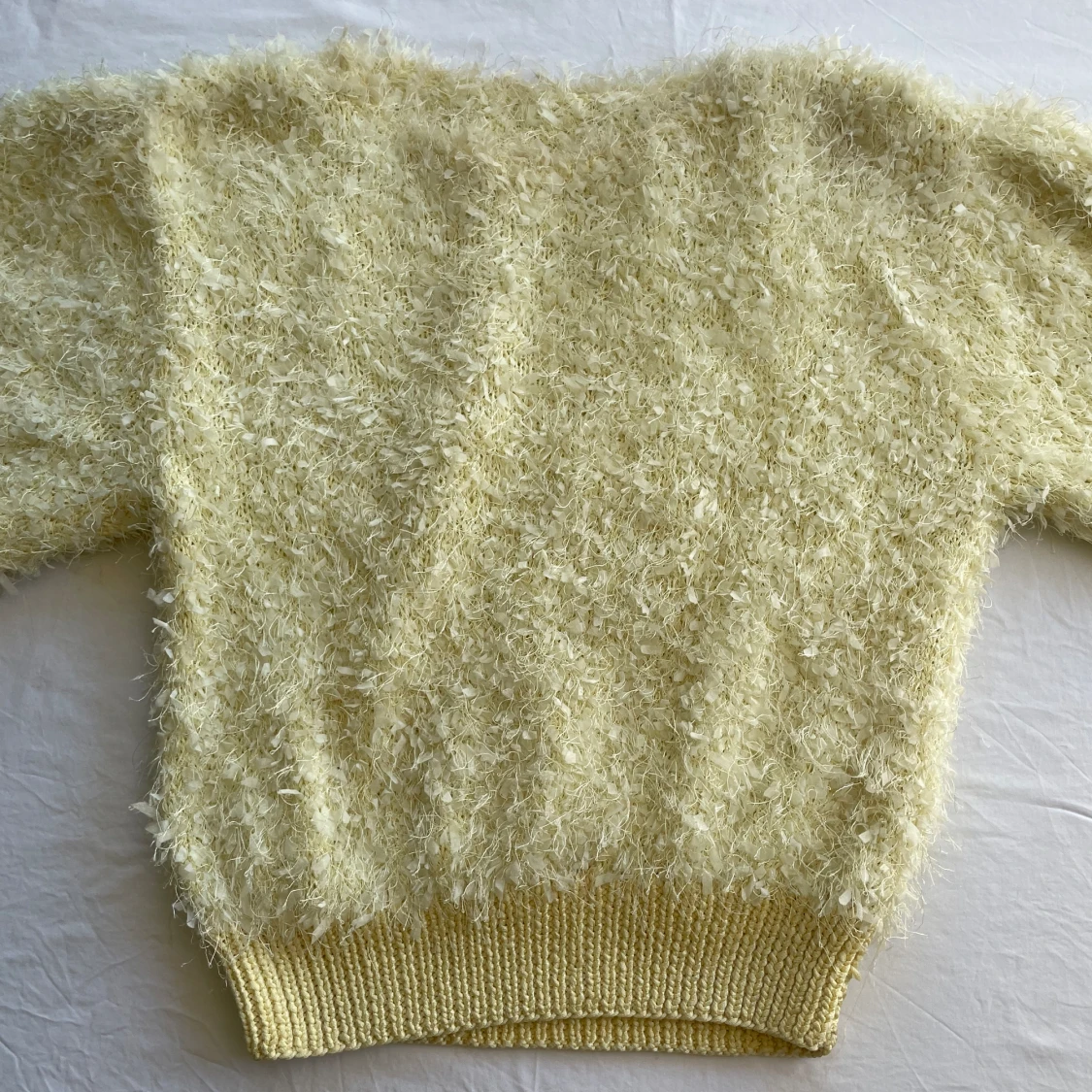 Gul fluffig tröja  - 90