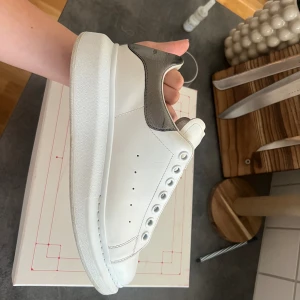 Alexander Mcqueen  - alexander mcqueen i strl 40 1/2, fint skick men använda. Normala till strl, kartong med följs. Säljer då de inte används längre 