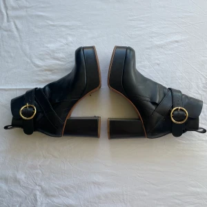 See by Chloé Lyna Boots - See by Chloé Lyna boots. Svarta med tjock klack. Org pris; 4900kr   Frakt ingår inte 🌸