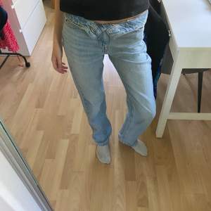 Ljusblåa midwaist jeans från pull&bear! Säljer då dom inte kommer till användning längre💗 Midja rakt över: 32 cm Innerbenslängd: 80 cm