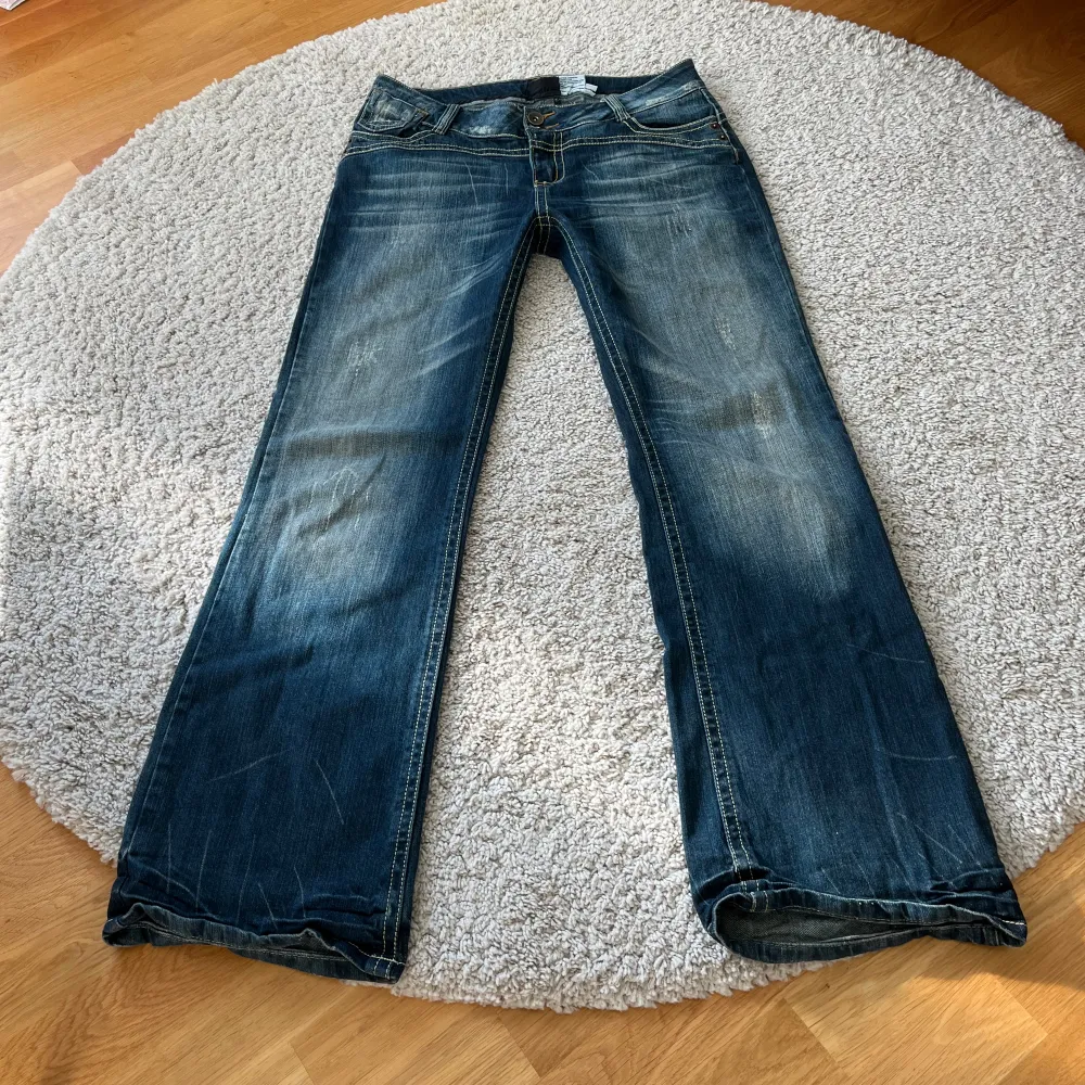 Så coola jeans som tyvärr är för stora (står på tå på andra bilden). Baggy/vida ben❤️Midjemått rakt över: 41cm. Innebenslängen: 82cm. Benbredd: 25cm. Jeans & Byxor.
