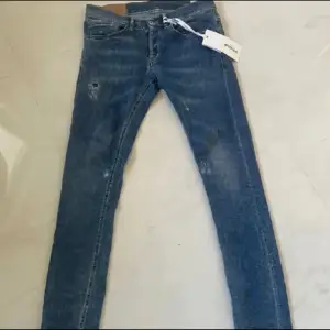 Otroligt feta och trendiga dondup jeans i storlek 30👊Helt nya, köpta för 3500kr🤝Tveka inte att höra av er vid några frågor eller funderingar😄👊Lappen sitter ej på🤝