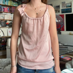 Blus med knytning - Söt blus med knytning på ena sidan. Skriv vid frågor eller fler bilder 💓