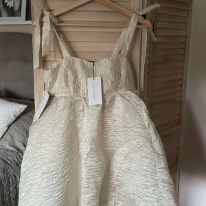 NA-KD klänning🤍 - Helt oanvänd klänning från NA-KD x Lojsan Wallin som inte säljs längre på deras hemsida. Väldigt fin till sommaren🤍🤍 OBS! Klänning sitter ganska kort på mig som är 171 cm.