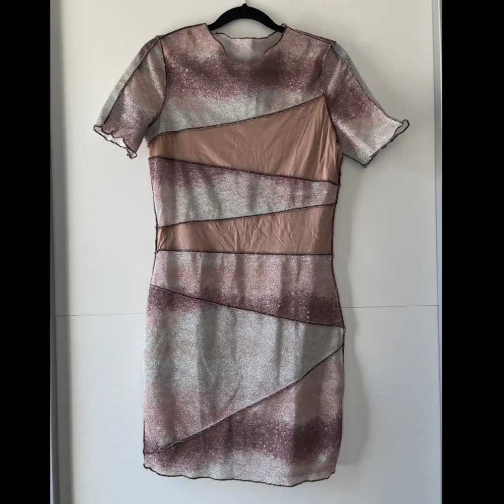 Söt glittrig mini klänning från Shein. Har aldrig använts sen den köptes våren 2023. Jätte bra skick. Obs. Kan tvättas och strykas om önskas 🤗. Klänningar.