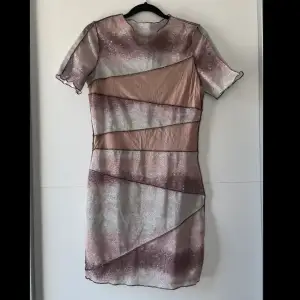 Söt glittrig mini klänning från Shein. Har aldrig använts sen den köptes våren 2023. Jätte bra skick. Obs. Kan tvättas och strykas om önskas 🤗