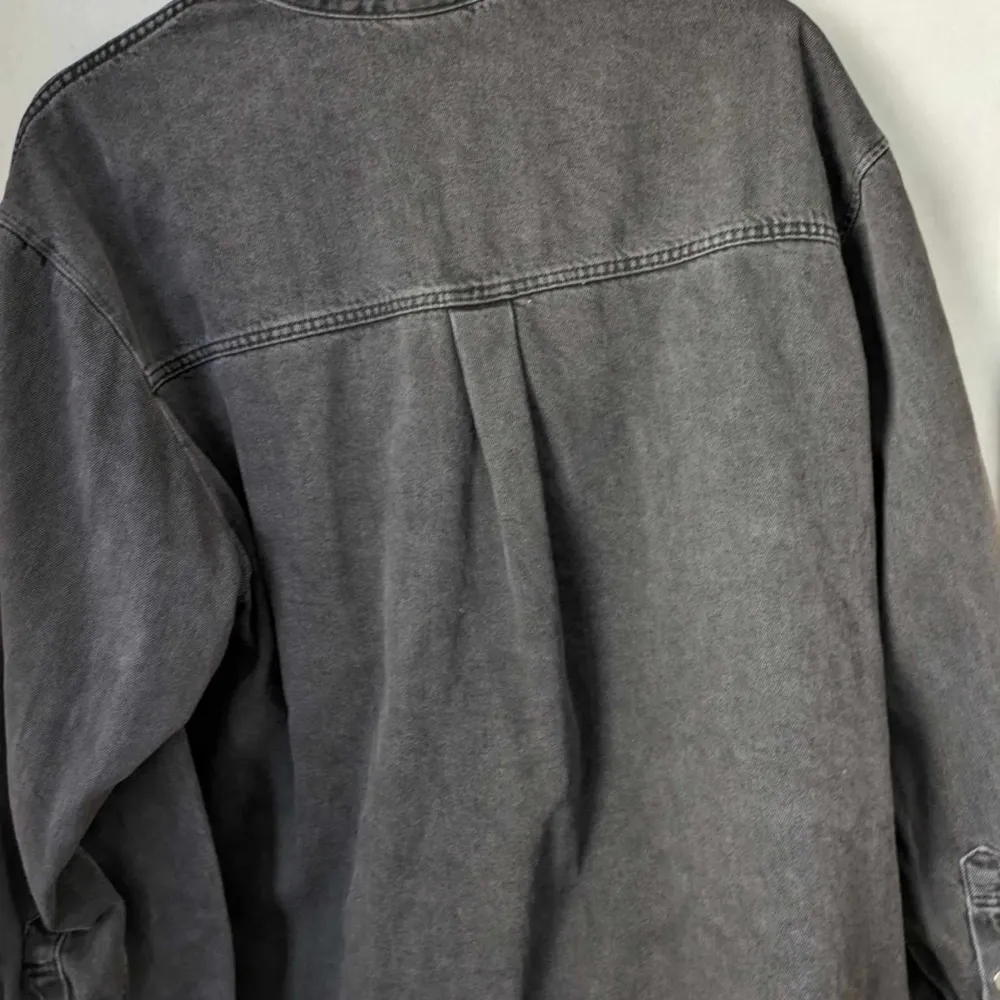 Dark gray oversized jeans jacket. It's size S, but fits me as a size L/XL. Used. Jackor.