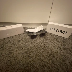 Chimi 04 - Säljer dessa glajorna då jag är ute efter nya, modellen e 04 grå och är i väldigt bra skick (är använda vid väldigt få tillfällen). Man får med allt som jag fick med när jag köpte dom(bild 1) Nypris:1350 Mitt pris:699 Skriv om ni har några fundering😁