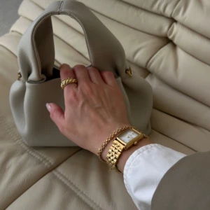 Klocka - Supersnygg klocka! Endast testad och helt i nyskick🙌Bild 1 & 2 är lånade, kom gärna med prisförslag