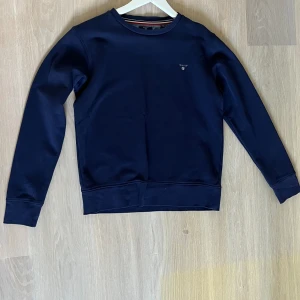 Gant sweater - Hej, jag säljer min blåa gant sweater. Skick: 10/10 inga hål eller skader använd endast några gånger. Pris kan diskuteras.