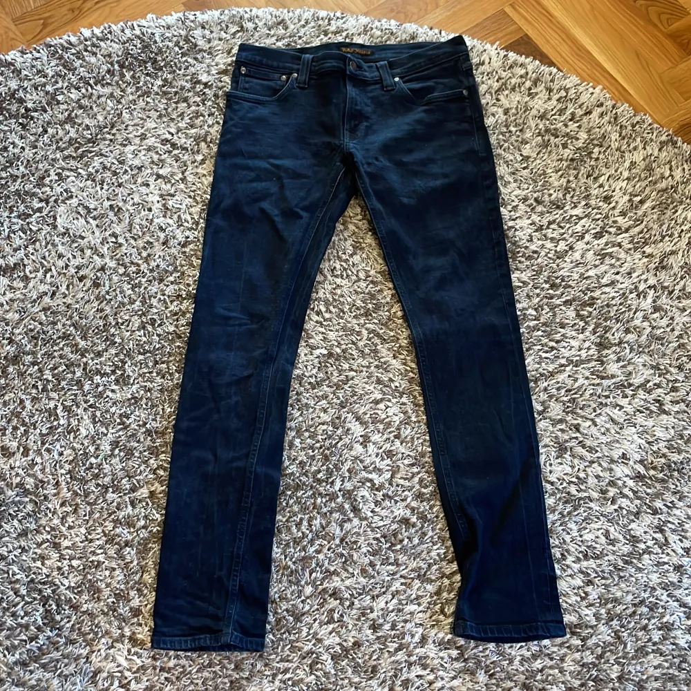 Säljer dessa snygga Nudie jeans i en skön mörkblåtvätt. Skicket är bra. Skriv till mig om ni har några frågor eller vill se mer bilder!☺️. Jeans & Byxor.