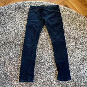 Säljer dessa snygga Nudie jeans i en skön mörkblåtvätt. Skicket är bra. Skriv till mig om ni har några frågor eller vill se mer bilder!☺️