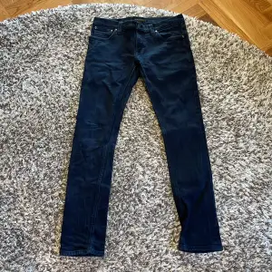 Säljer dessa snygga Nudie jeans i en skön mörkblåtvätt. Skicket är bra. Skriv till mig om ni har några frågor eller vill se mer bilder!☺️