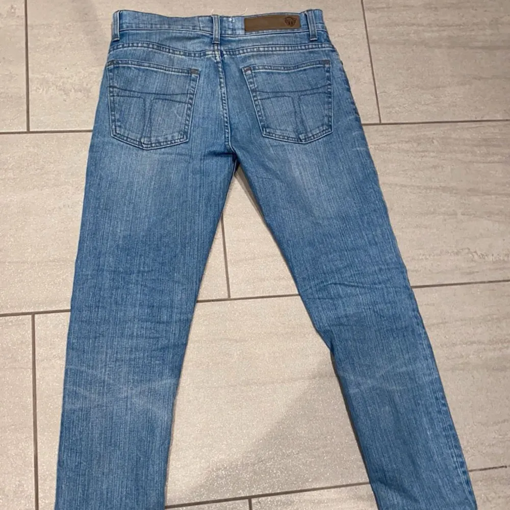 Blåa Tiger of Sweden jeans i storlek 28/32 De är i bra skick och ny pris är ca 1500kr. Mitt pris 299kr. Jeans & Byxor.