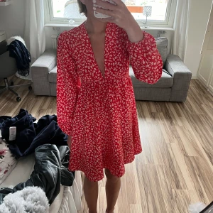 Klänning - Supersöt blommig klänning. Jättefint skick. Storlek xs🩷