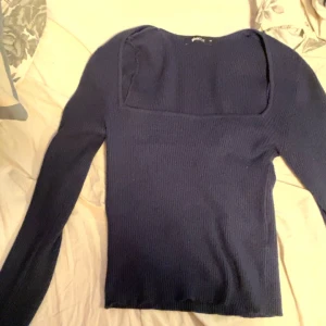 Mörk blå tröja - Inte använt alls många gånger,Som ny. De är två slitsar som går upp vid armarna vilket ska vara så.