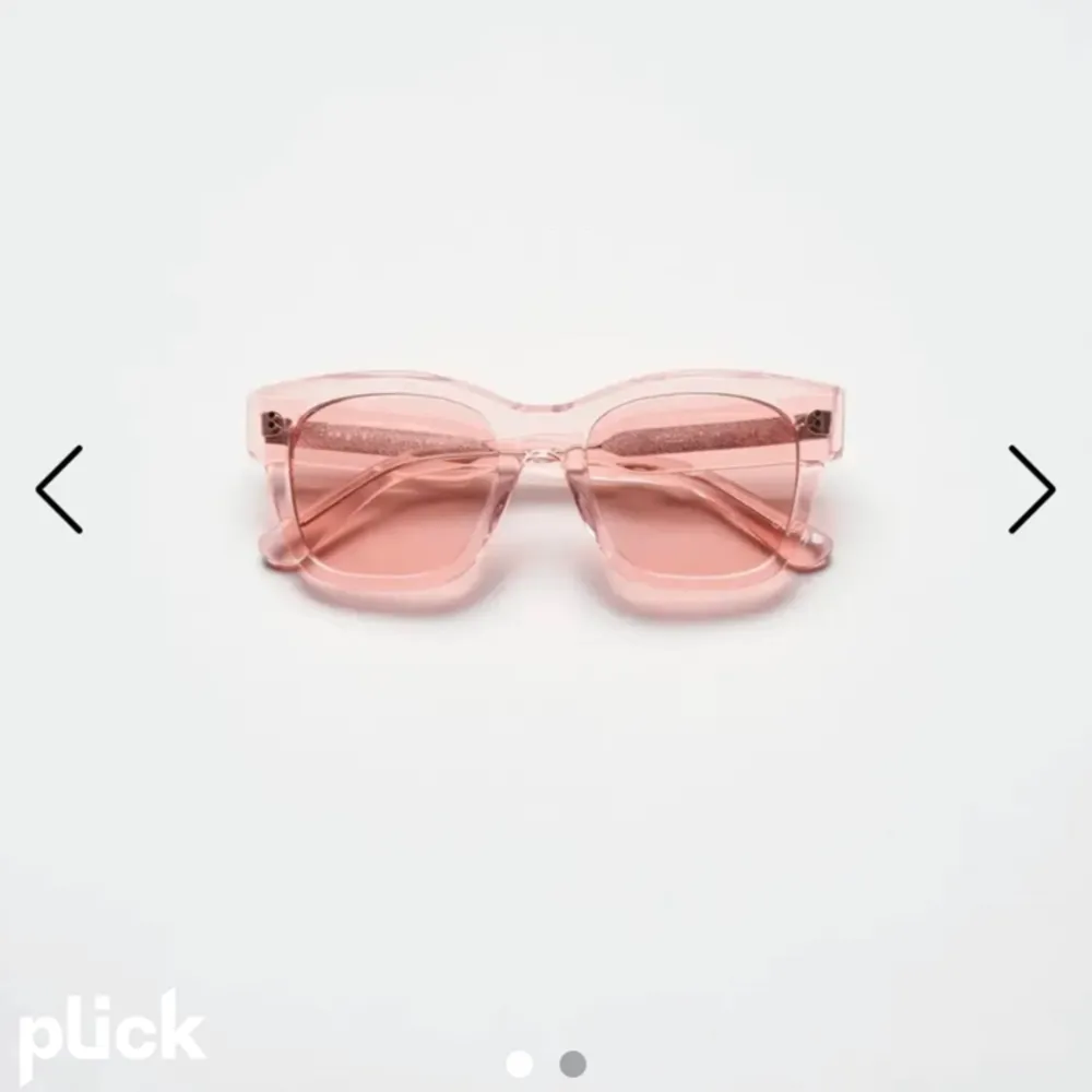 Säljer mina coola och snygga rosa 07 solglasögon, knappt använda då jag inte tycker att dem passar mig. Original pris 1250kr och säljer dem för 700kr priset går såklart att diskutera 💞. Accessoarer.