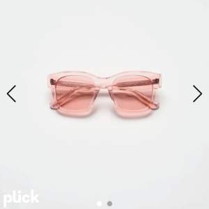 Säljer mina coola och snygga rosa 07 solglasögon, knappt använda då jag inte tycker att dem passar mig. Original pris 1250kr och säljer dem för 700kr priset går såklart att diskutera 💞