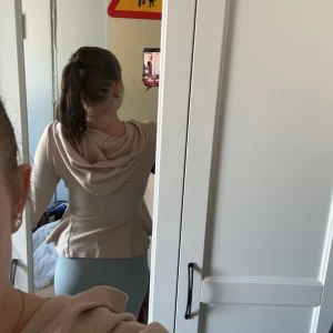 sval kofta med luva - Använd fåtal gånger, väldigt mysig och ha en sommarkväll. lite korta armar men funkar fint! 