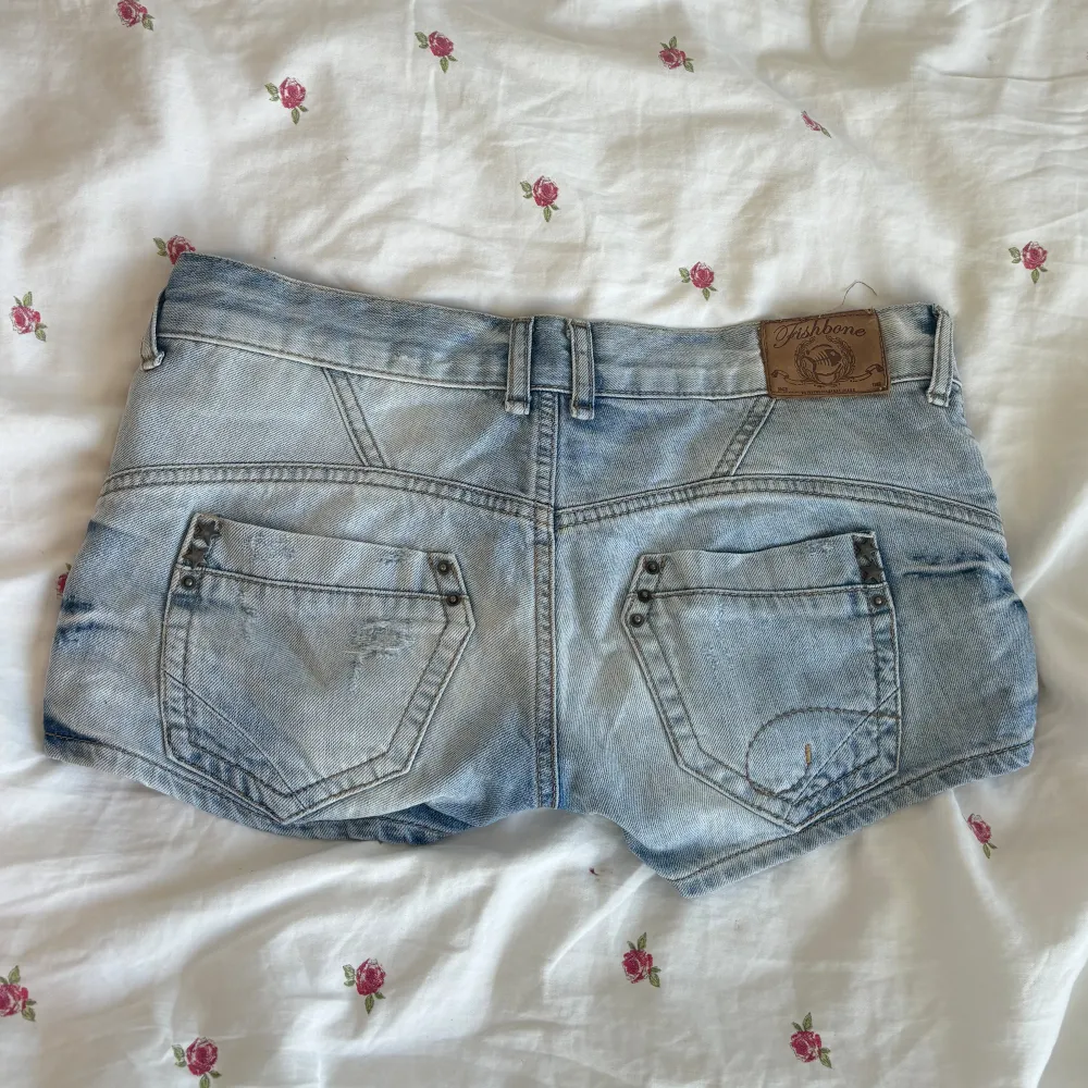 Coola vintage jeans shorts som tyvärr är för små för mig, skulle säga att de passar XS-S💕. Shorts.