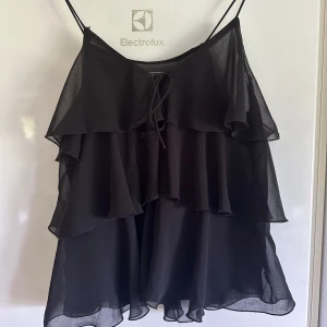 Topp - Jättesnygg topp från Zara💕Säljer då den aldrig kommit till användning, nyskick. Använd gärna ”köp nu” och skriv vid frågor📦