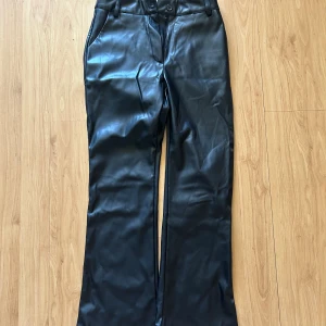 Fake läderbyxor  - Använda ett fåtal gånger och är i bra skick! Bootcut-modell och är i längden ”short”.