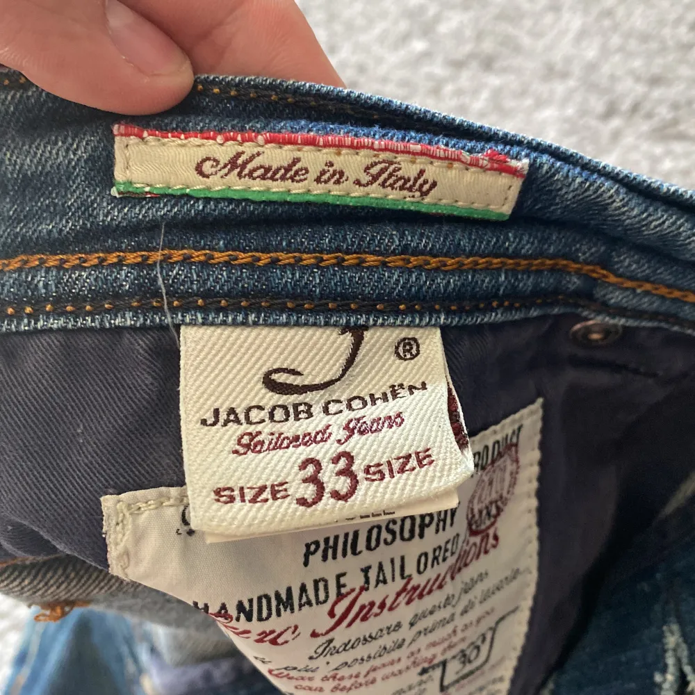 Säljer nu mina super fräscha Jacob Cohen jeans som är perfekta nu till sommaren. Dem är i utmärkt skick utan några skador eller liknande. Storlek 33. Jeans & Byxor.
