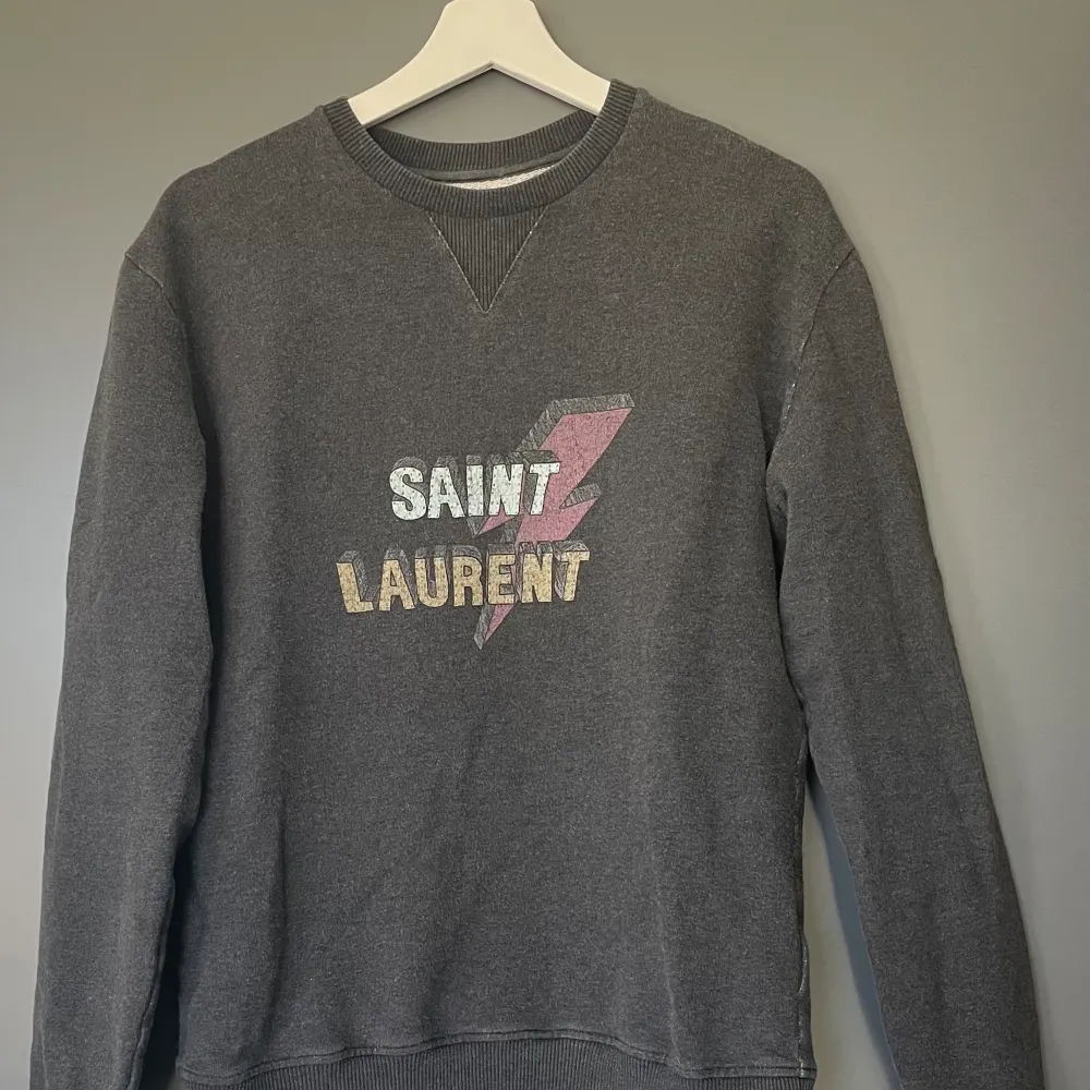 Snygg Saint Laurent sweatshirt som inte säljs längre, skick 9/10, storlek S, Tvek inte att skriva om du har några frågor!😃. Tröjor & Koftor.
