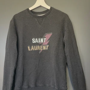 Saint Laurent sweatshirt  - Snygg Saint Laurent sweatshirt som inte säljs längre, skick 9/10, storlek S, Tvek inte att skriva om du har några frågor!😃