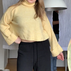 Tröja - Gul stickad tröja från Gina Tricot. Storlek M. 